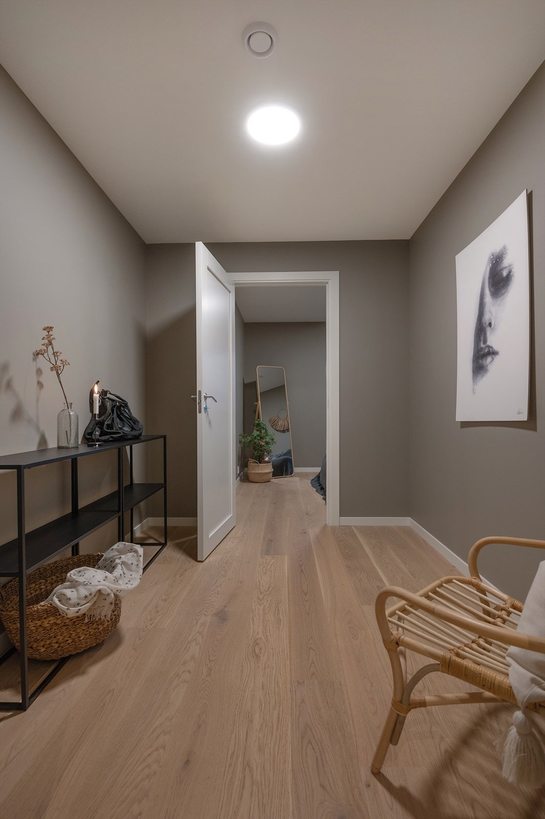 Hovedsoverommet ligger litt tilbaketrukket for seg selv og har walk-in closet og eget bad. Galleribilde