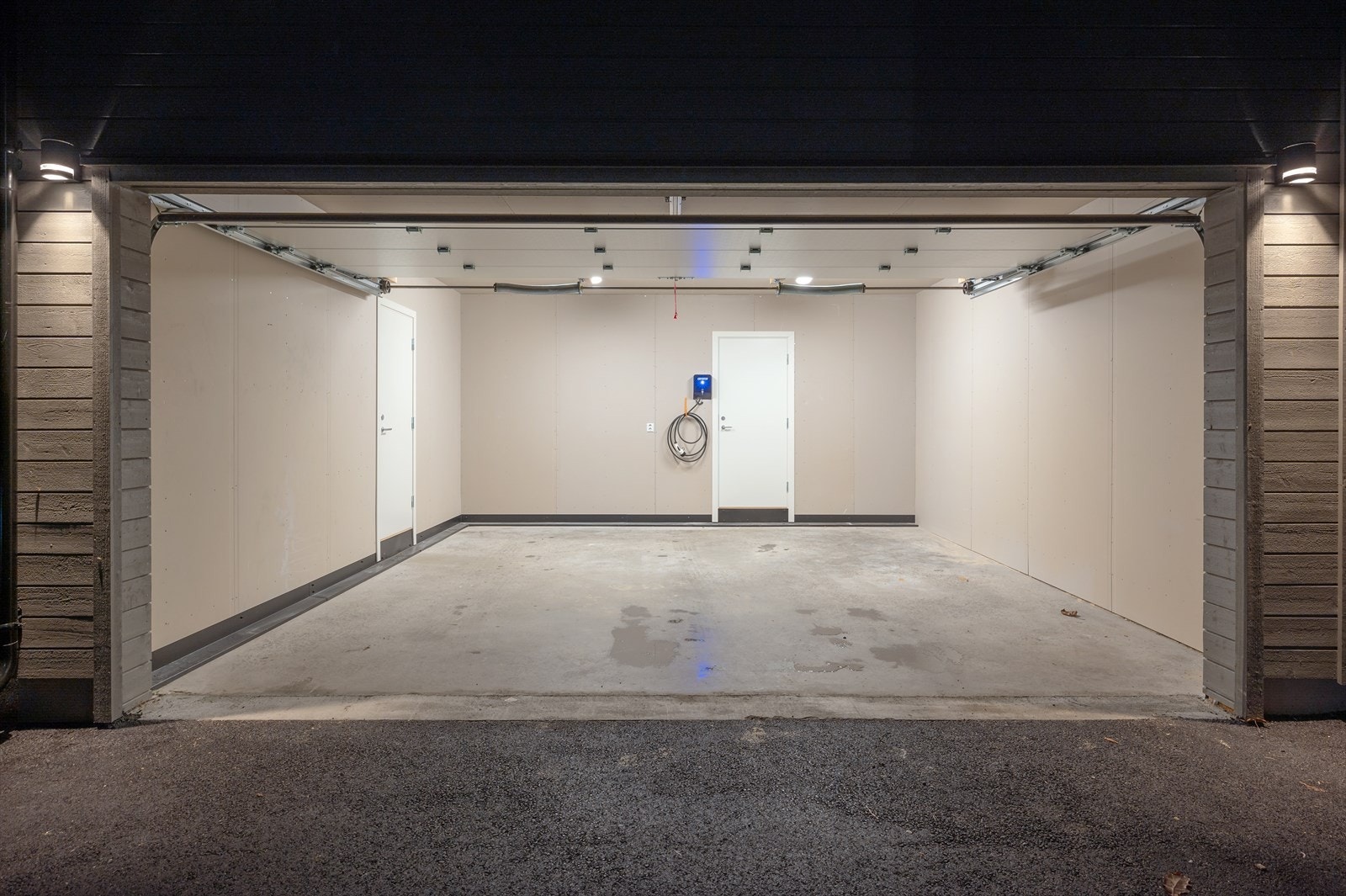 Parkering i integrert dobbelgarasje med el-billader og bodrom. Galleribilde