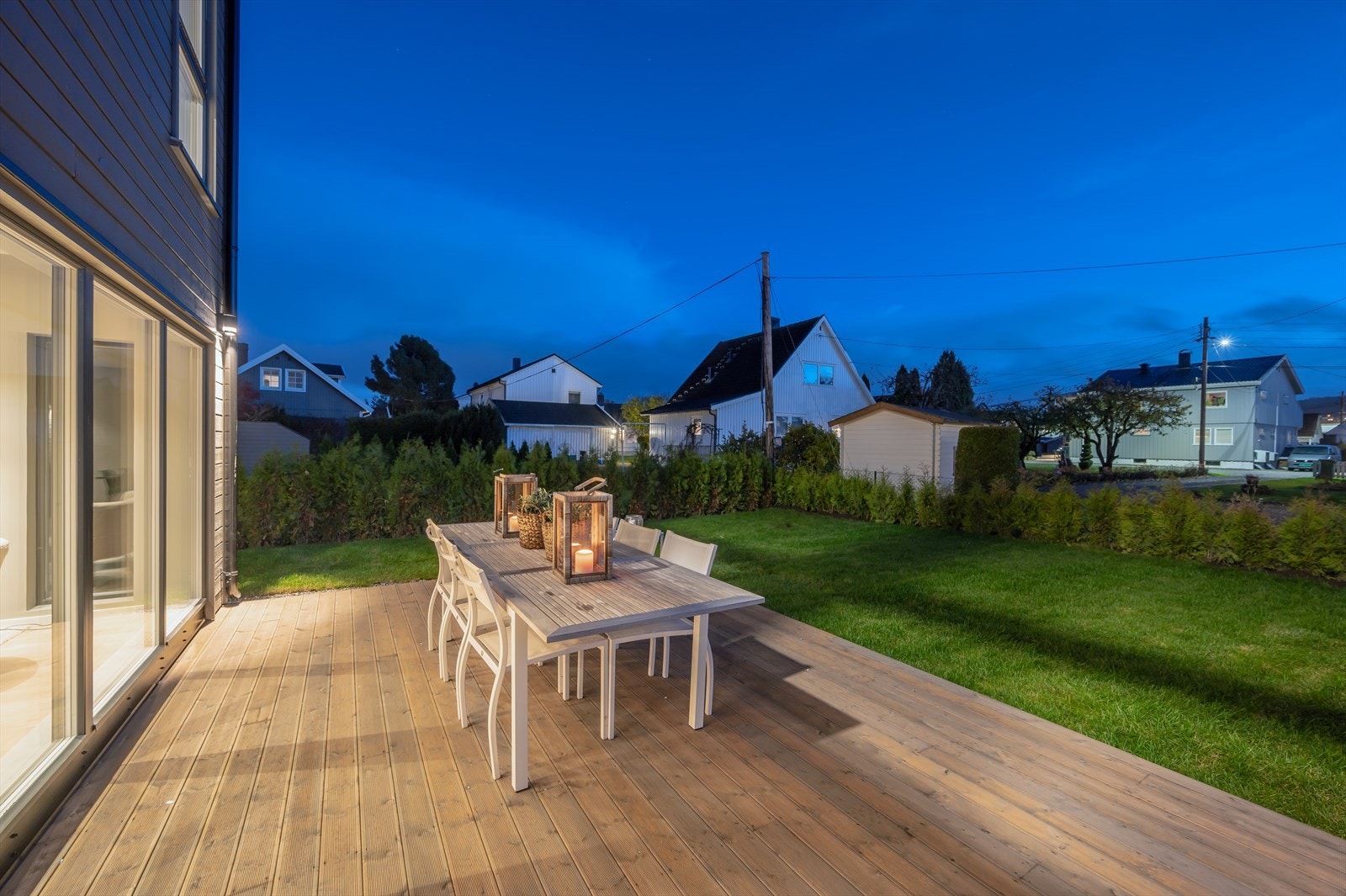 Utenfor stuen bor boligen på en stor og solrik terrasse med direkte tilgang på plenområdet. Galleribilde