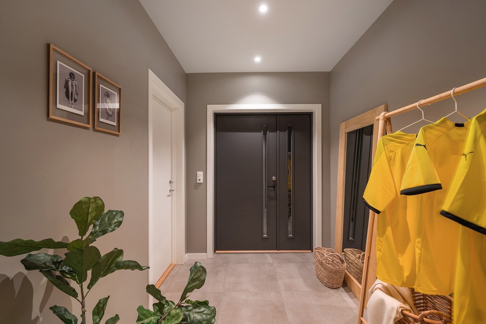 Velkommen inn - Gjennom bred inngangsdør eller via direkte tilgang fra garasje. Galleribilde