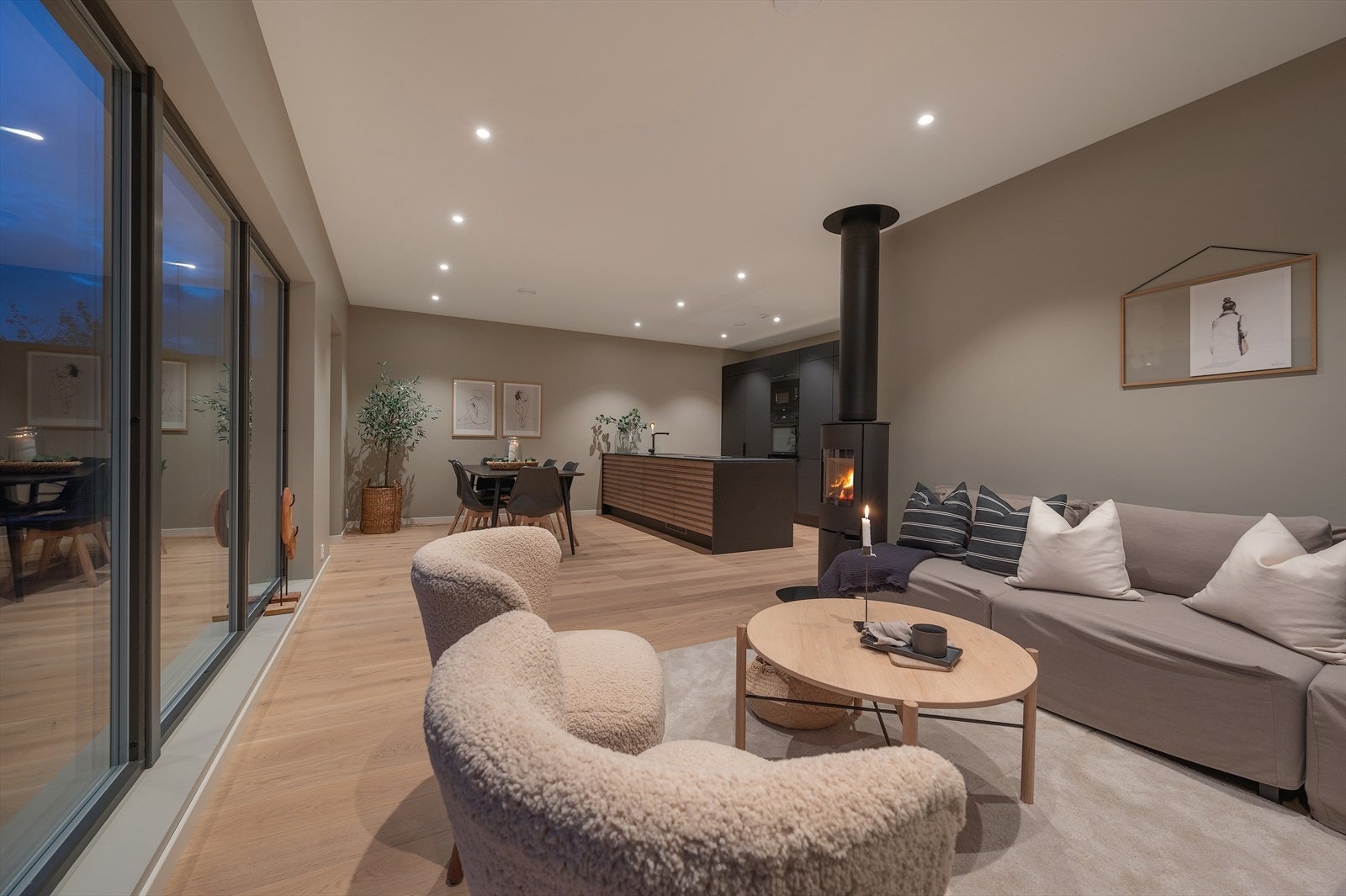 Selve hjertet av huset ligger i første etasje - Et åpent og sosialt allrom. Galleribilde