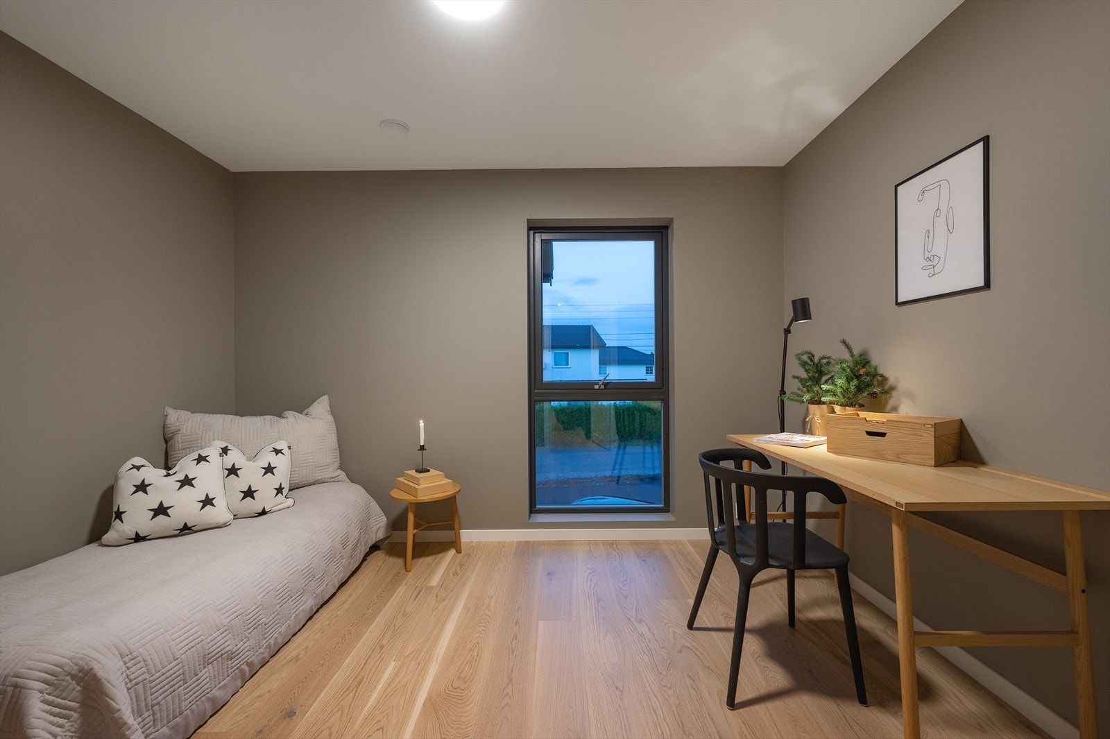 Soverom 3 - God plass til dobbeltseng med tilhørende møblement. Galleribilde