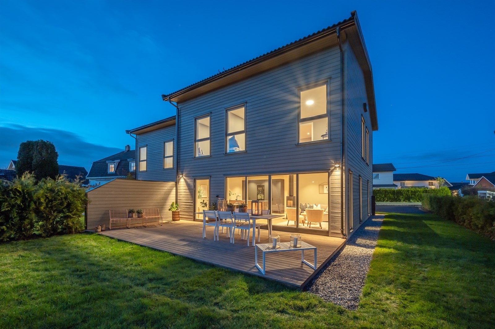 Boligen er nyoppført i 2020 og byr på detaljer som ekstra takhøyde, kvalitets materialer og elektrisk anlegg etter NEK400-standard. Galleribilde