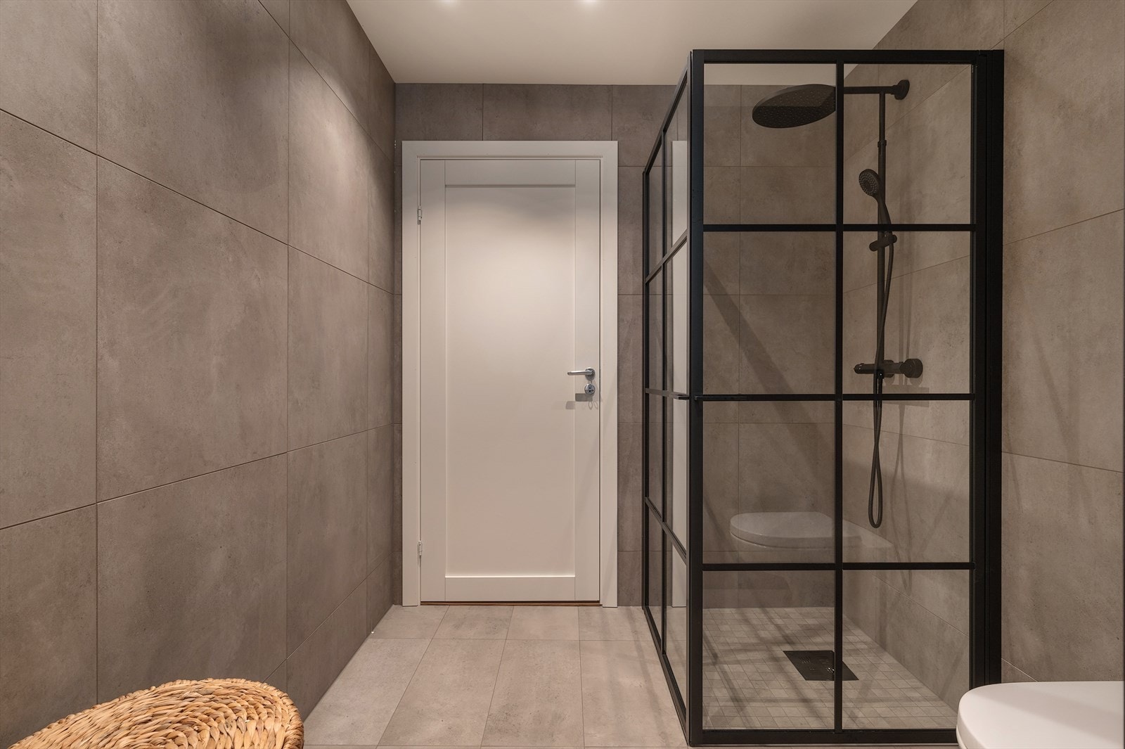 Rommet har naturligvis gulvvarme, downlights, dusjhjørne og et veggmontert toalett. Galleribilde