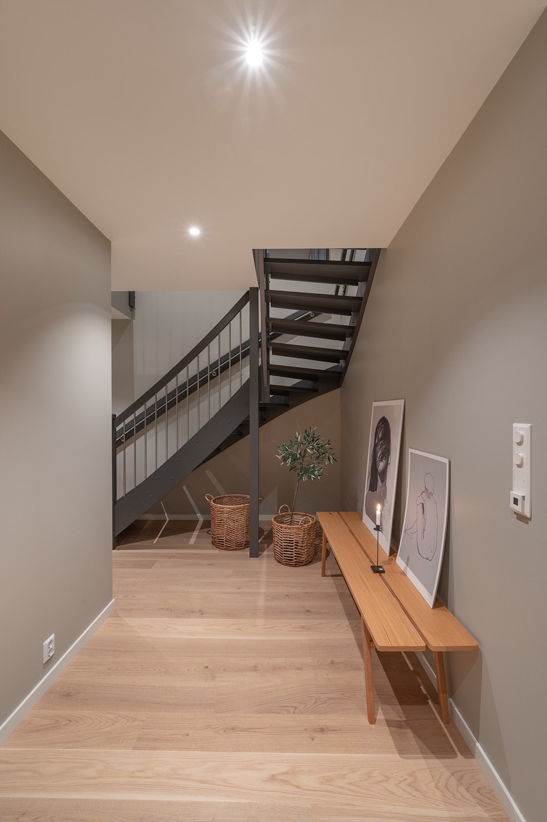 Gangen byr på ytterligere plass til oppbevaring og møblering. Galleribilde