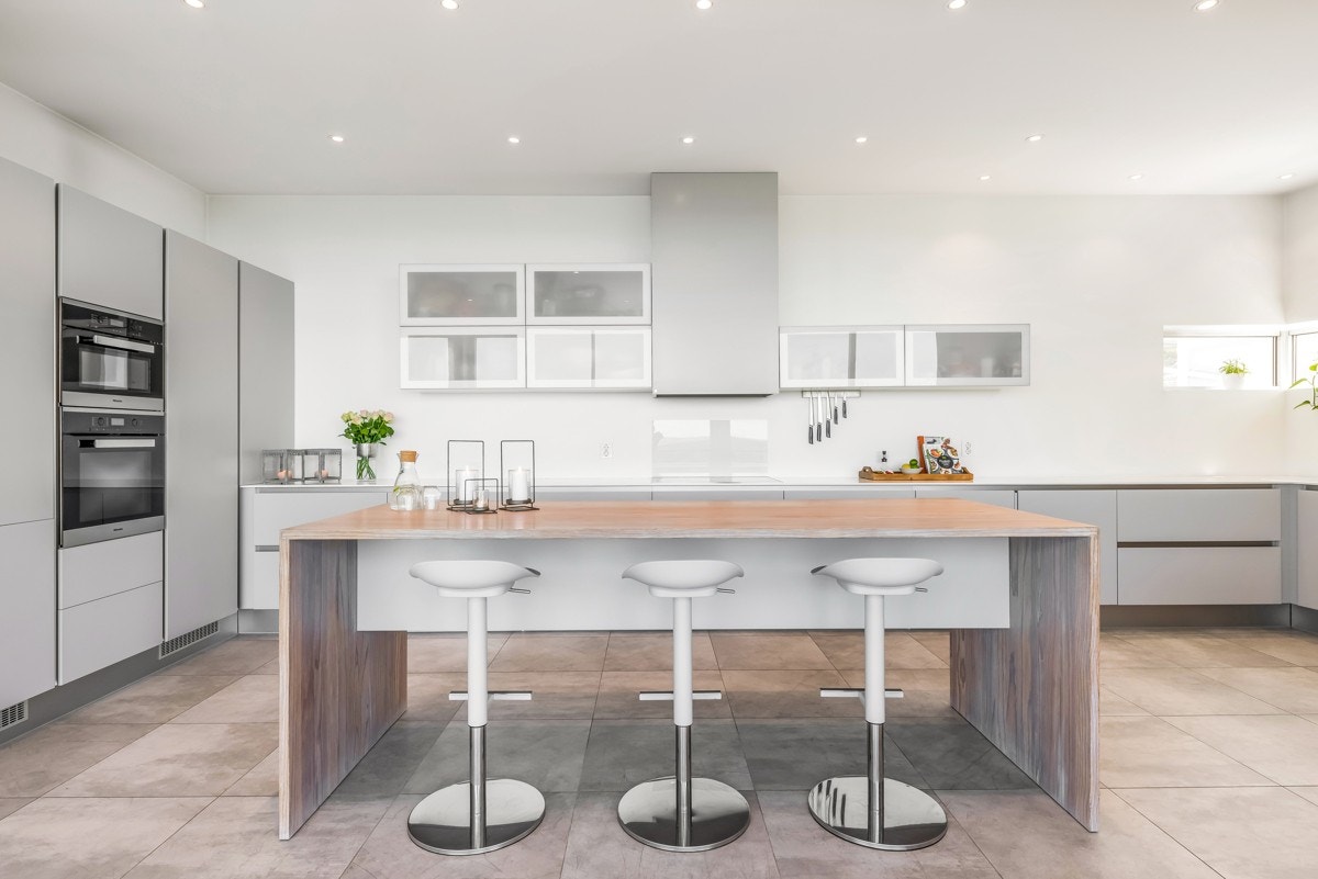 Kjøkkenet er godt tilrettelagt for et sosialt liv, og har god plass til en spisegruppe. Galleribilde