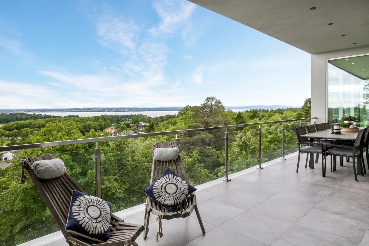 Balkong med utgang fra kjøkken og stue. Galleribilde