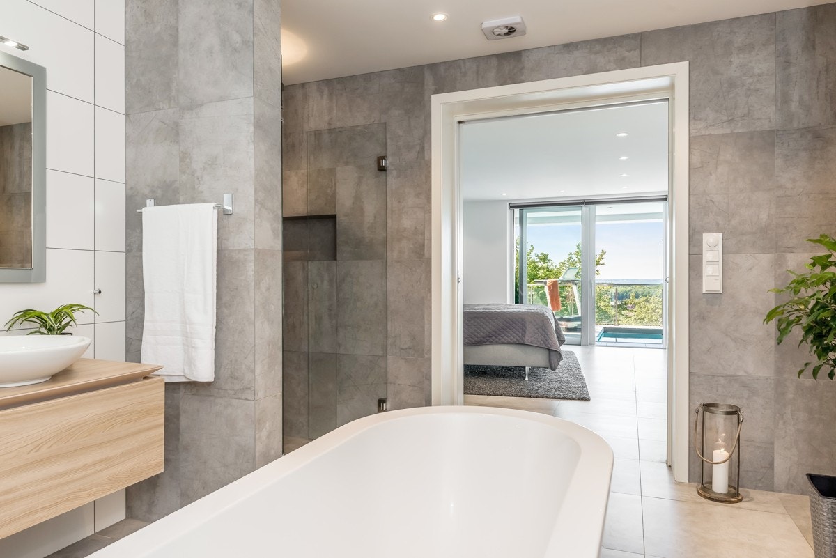 Fra rommet er det adkomst ut på terrasse og til eget lekkert bad med spa-følelse Galleribilde