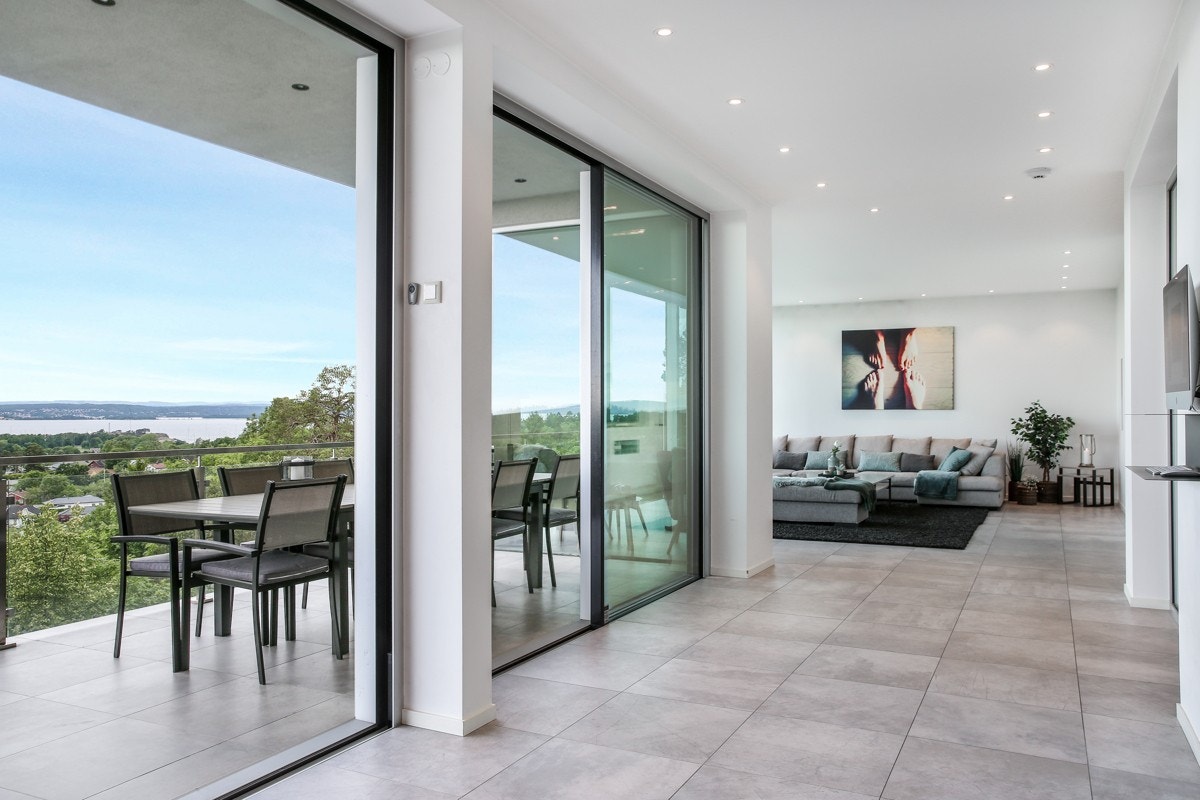 Det er tilrettelagt for frokoster og middager på balkongen. Galleribilde