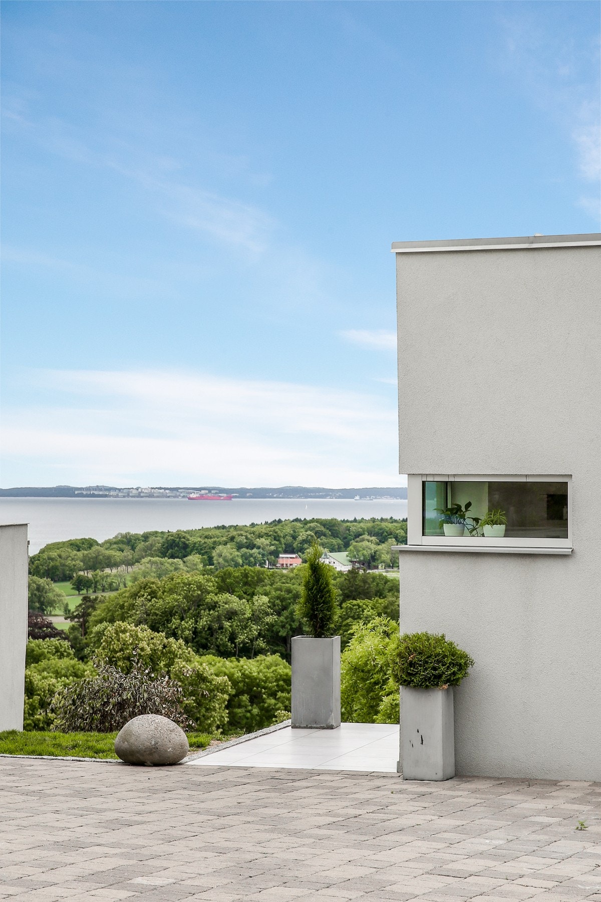 Det er gårdsplass med belegningsstein. Varmekabler oppdelt med 3 soner på gårdsplassen. Galleribilde