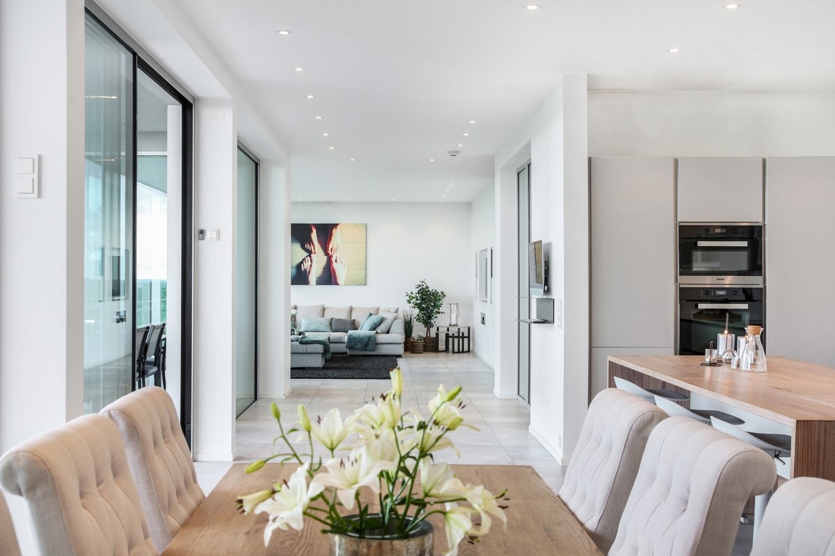 I samme etasje finner man stor stue med vinduer fra gulv til tak. Galleribilde