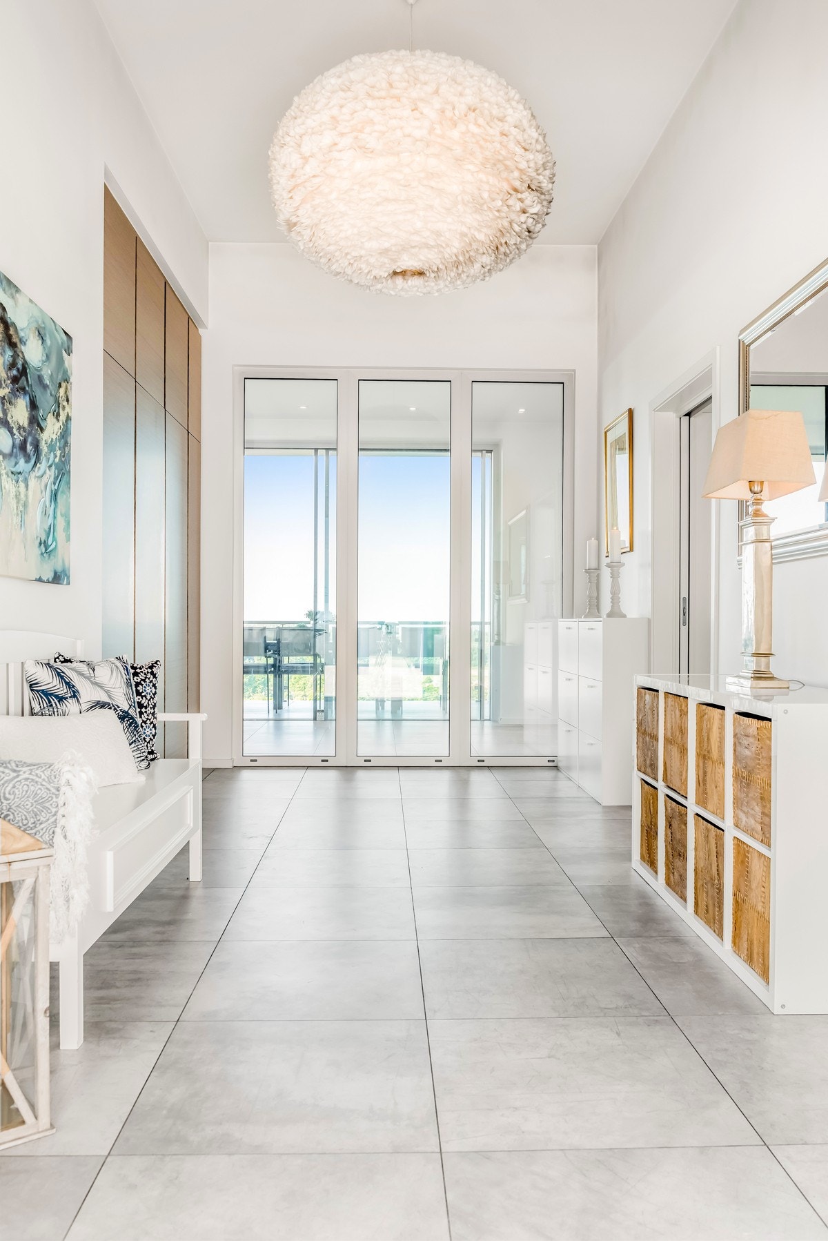 Det er god takhøyde i hele 1. etasje med ekstra høyde i hallen. Galleribilde