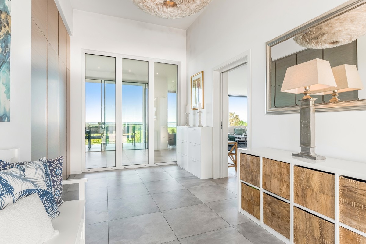 Plassbygde garderobeskap. Galleribilde