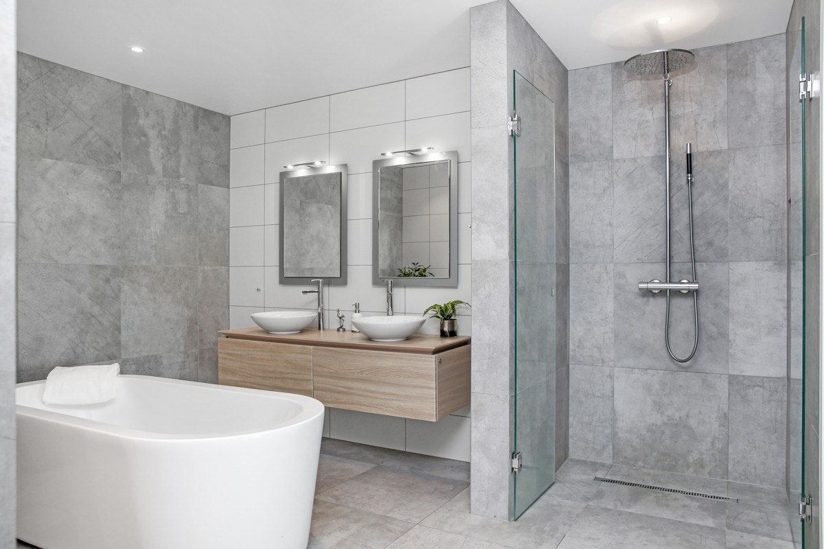 Dette badet er innredet med dusjnisje med tropisk regn, vegghengt wc med innebygget sisterne, servantskap med påliggende rund vask, oppvarmet speil og praktisk skittentøysjakt ned til vaskerommet. Galleribilde