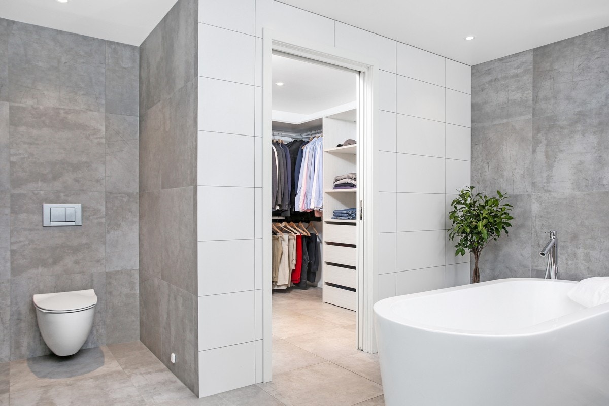 Fra badet er det inngang til garderoberom.Badet Galleribilde