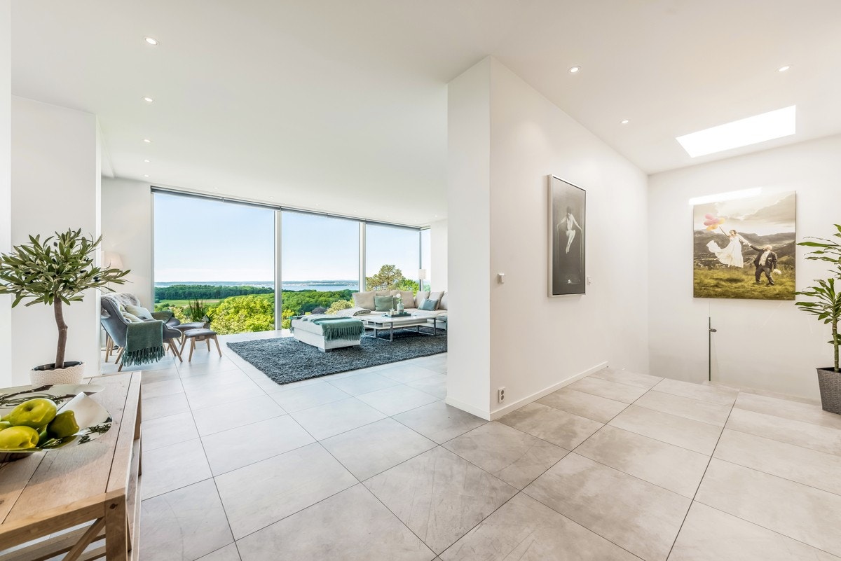 De store vindusflatene gir mye lys og god utsikt til fjorden, fra de fleste rom i boligen. Galleribilde