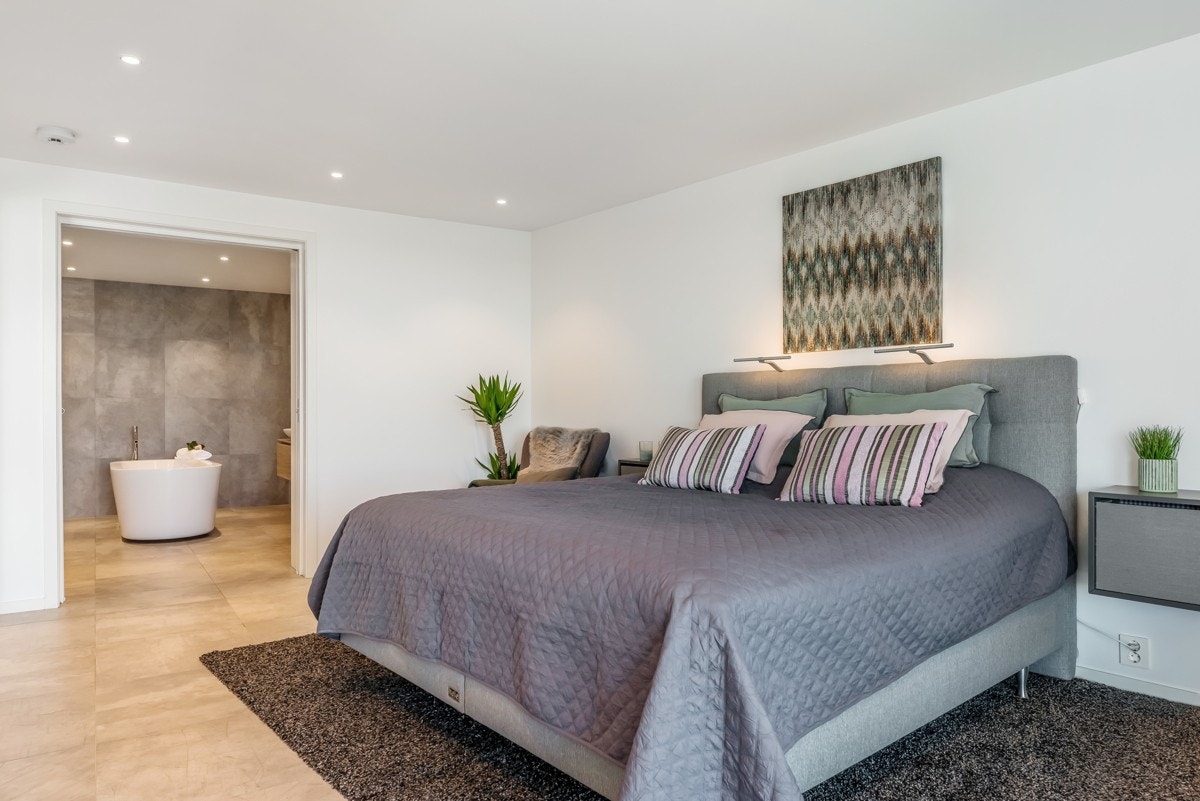 Soverom med inngang til bad. Galleribilde