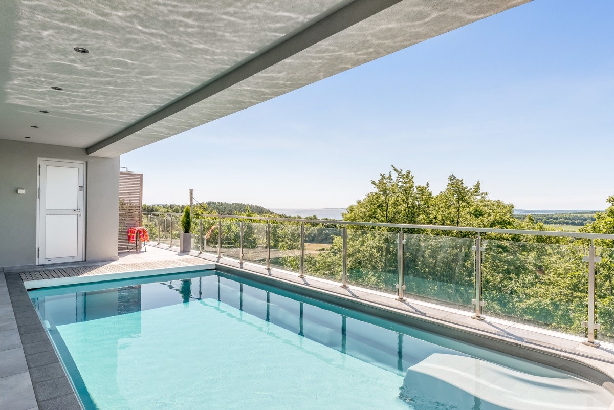 Det er oppført en utedusj på terrassen ved bassenget. Galleribilde