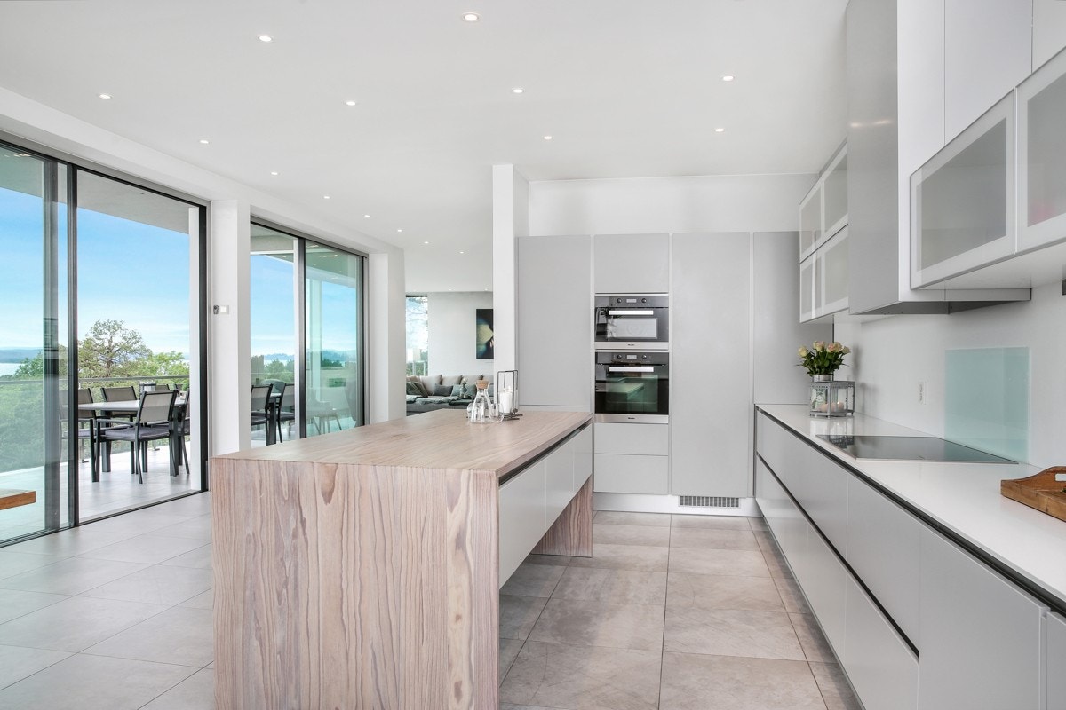 Selve innredningen er fra velkjente HTH og er holdt i et stilrent design som passer boligen godt. Galleribilde