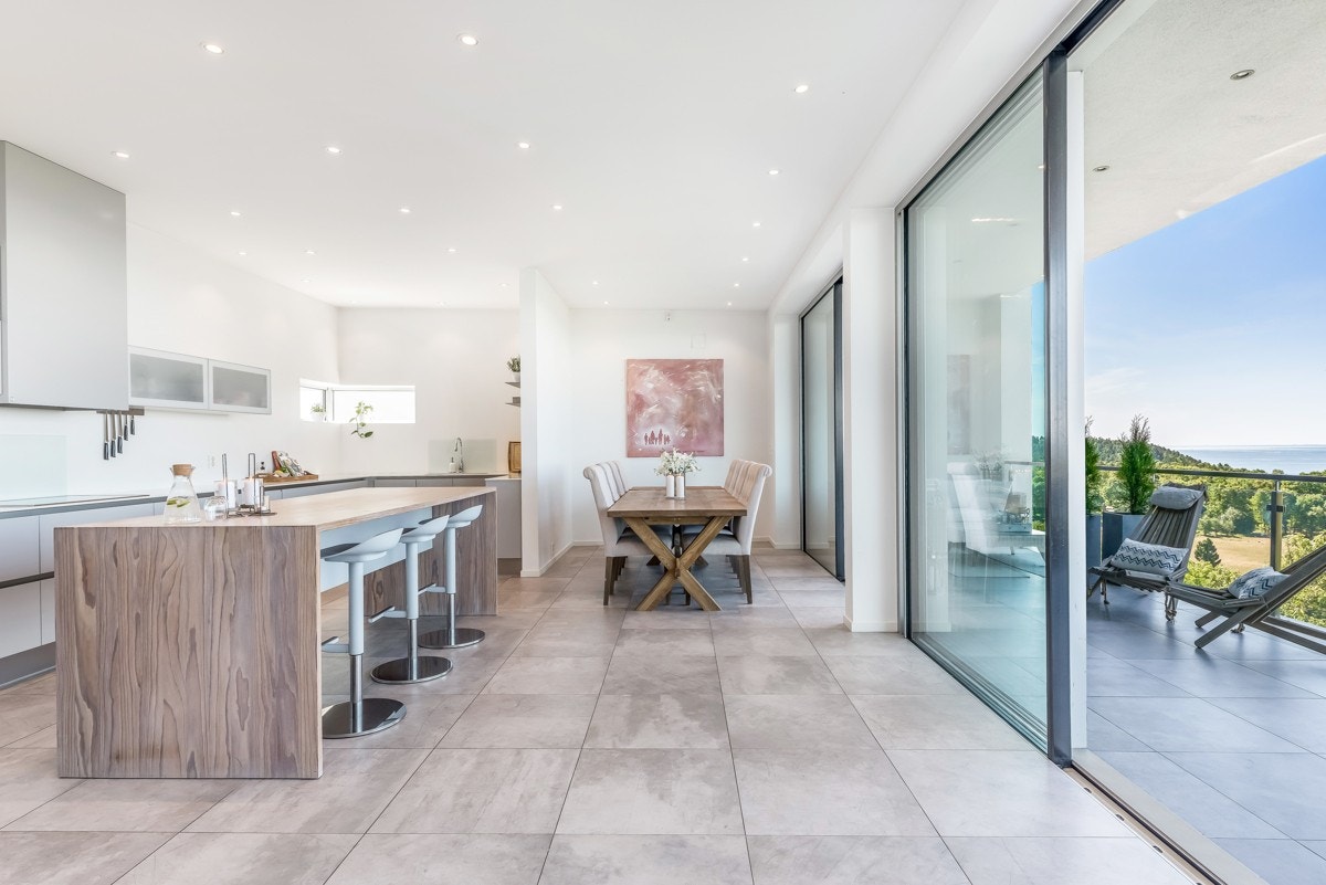 Fra kjøkkenet går man via store skyvedører ut på balkong på hele 28 m². Galleribilde