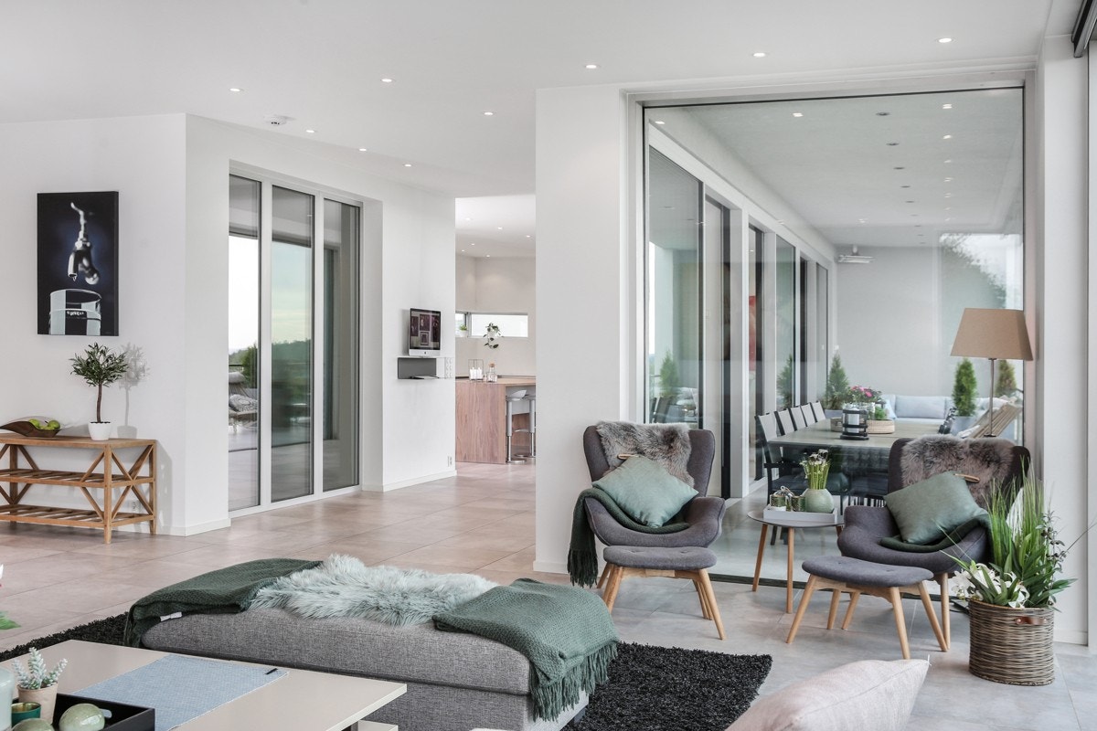 Det er nisje for flatskjerm, høyttalere og stereo. Galleribilde