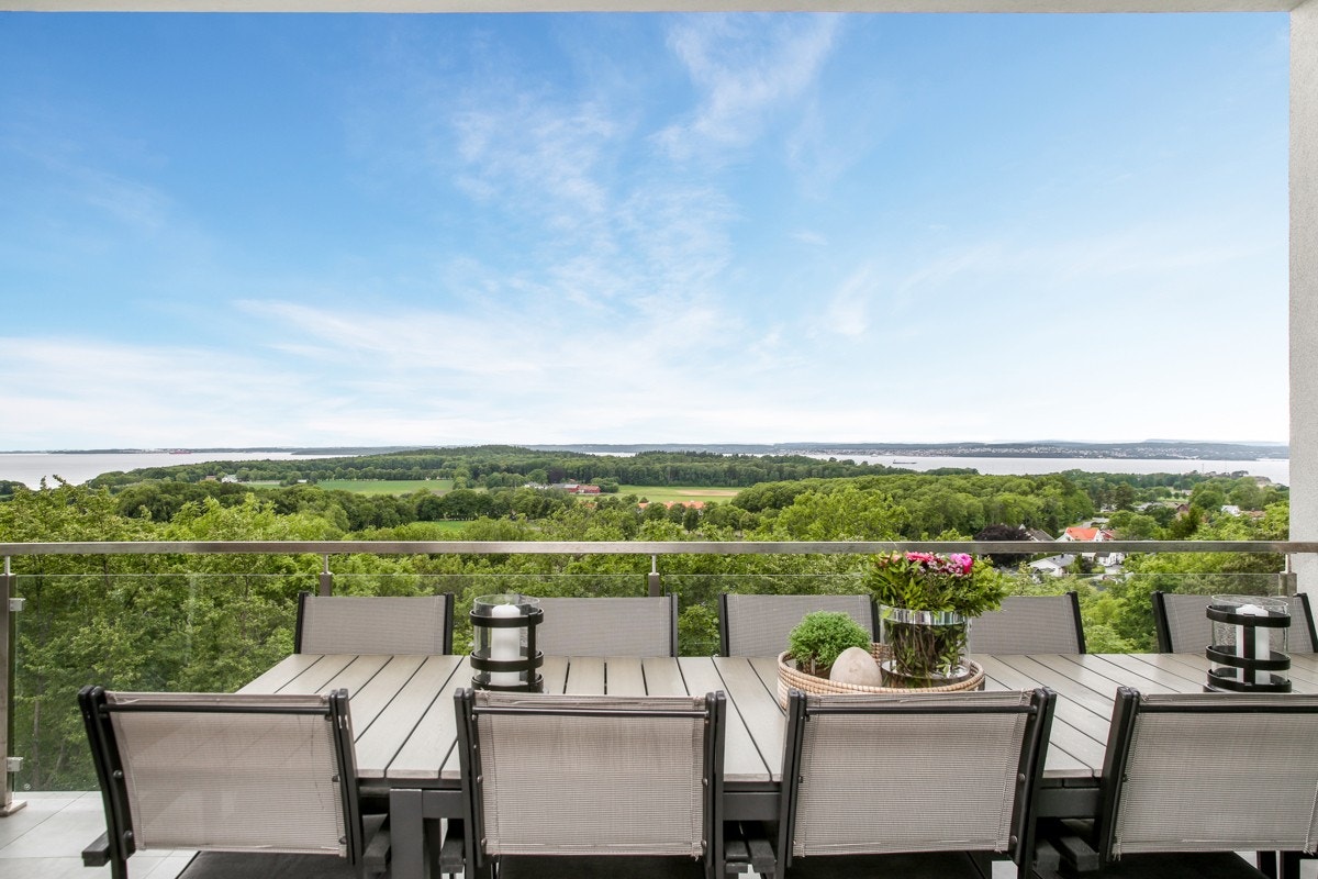 Funkisboligen ligger høyt i terrenget med flott utsikt. Galleribilde