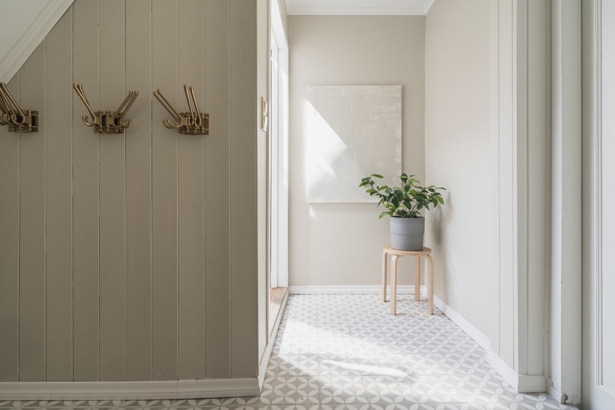 Velkommen inn! Gangen ble pusset opp i 2019/2020 med fliser på gulv. Galleribilde
