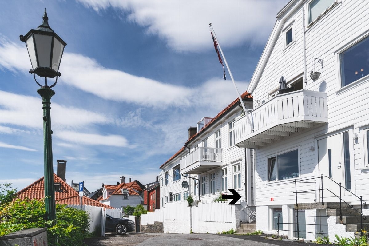 Boligen ligger inn smauet mellom Fjellgaten nr. 9 og 11. Galleribilde