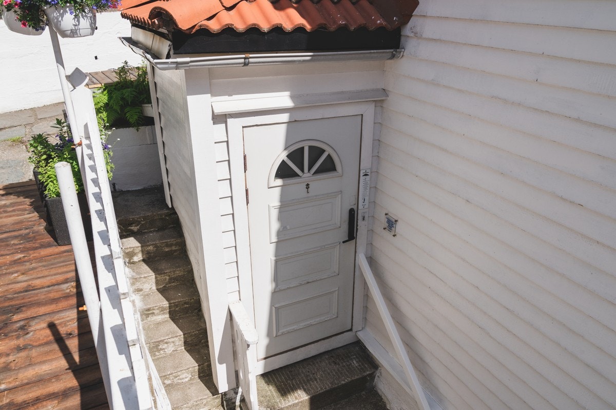 Fra inngangsdøren er det trapp opp til terrassen. Galleribilde