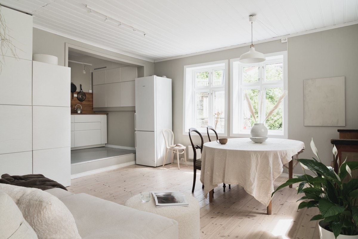 Stuen preges av en sosial planløsning og masse lysinnslipp. Galleribilde
