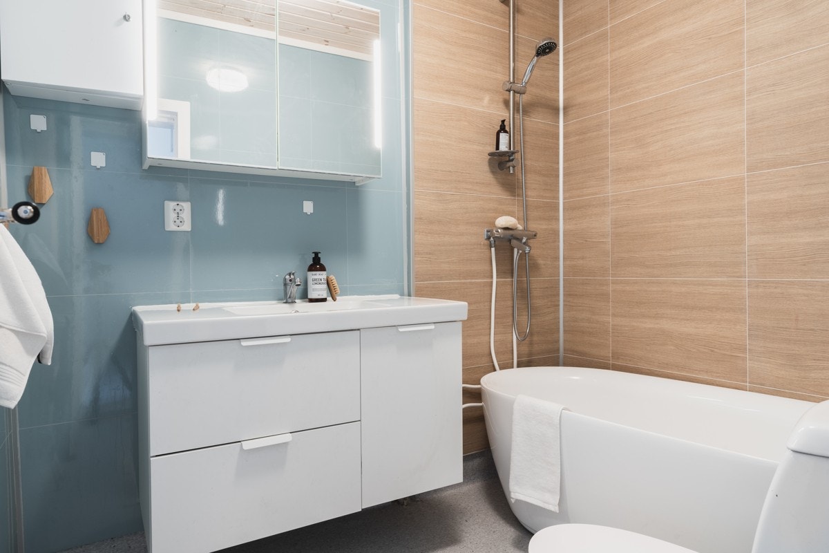 Badet ligger på venstre side av entréen og ble pusset opp i 2018. Her er det varmekabler i gulv og baderomsplater på vegger. Galleribilde