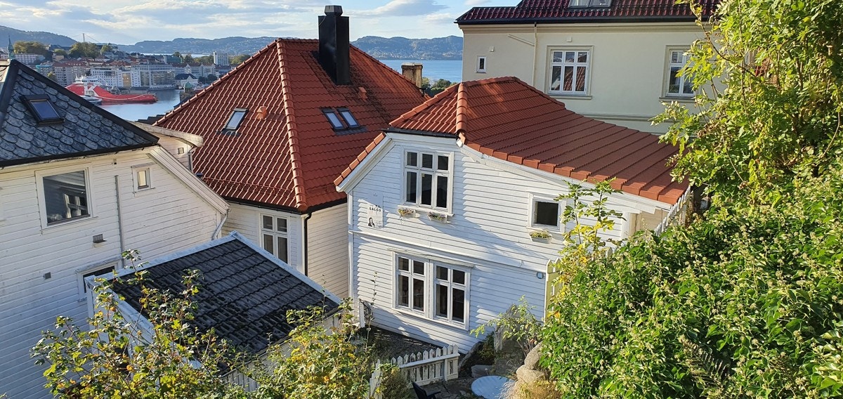 Boligen ligger like over Fløibanens nedre stasjon, et lite stykke opp trappene mot Skansen. Galleribilde