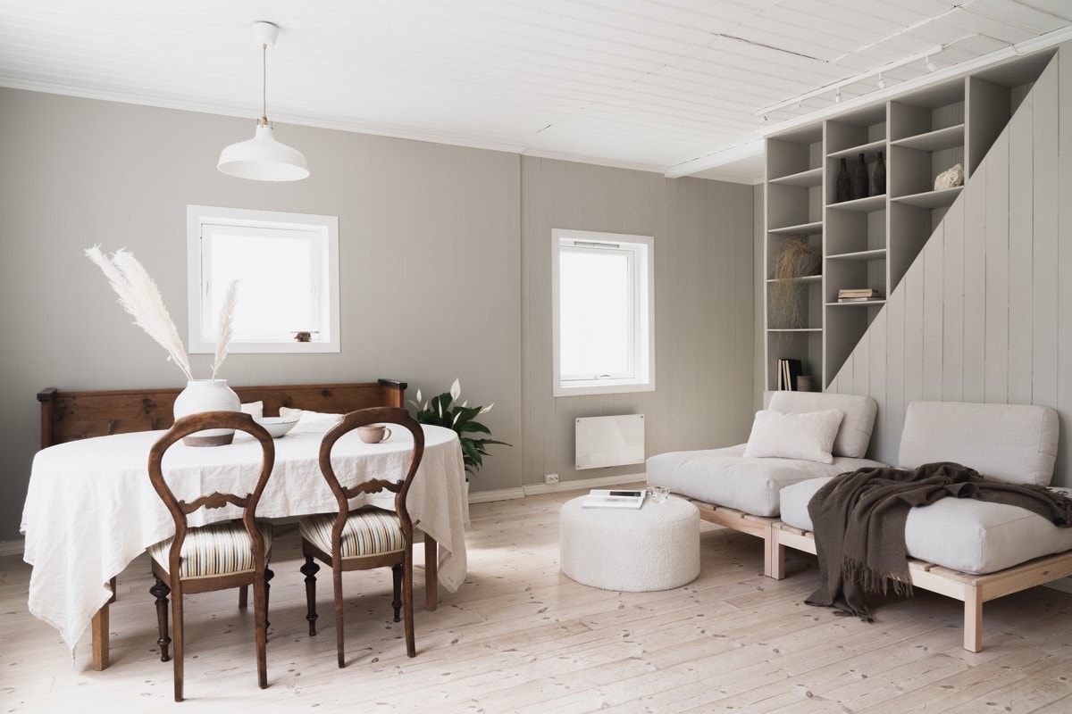 Vi beveger oss videre inn til stuen. Her er flere originale kvaliteter bevart, samtidig som rommet fremstår lyst og modernisert. Galleribilde