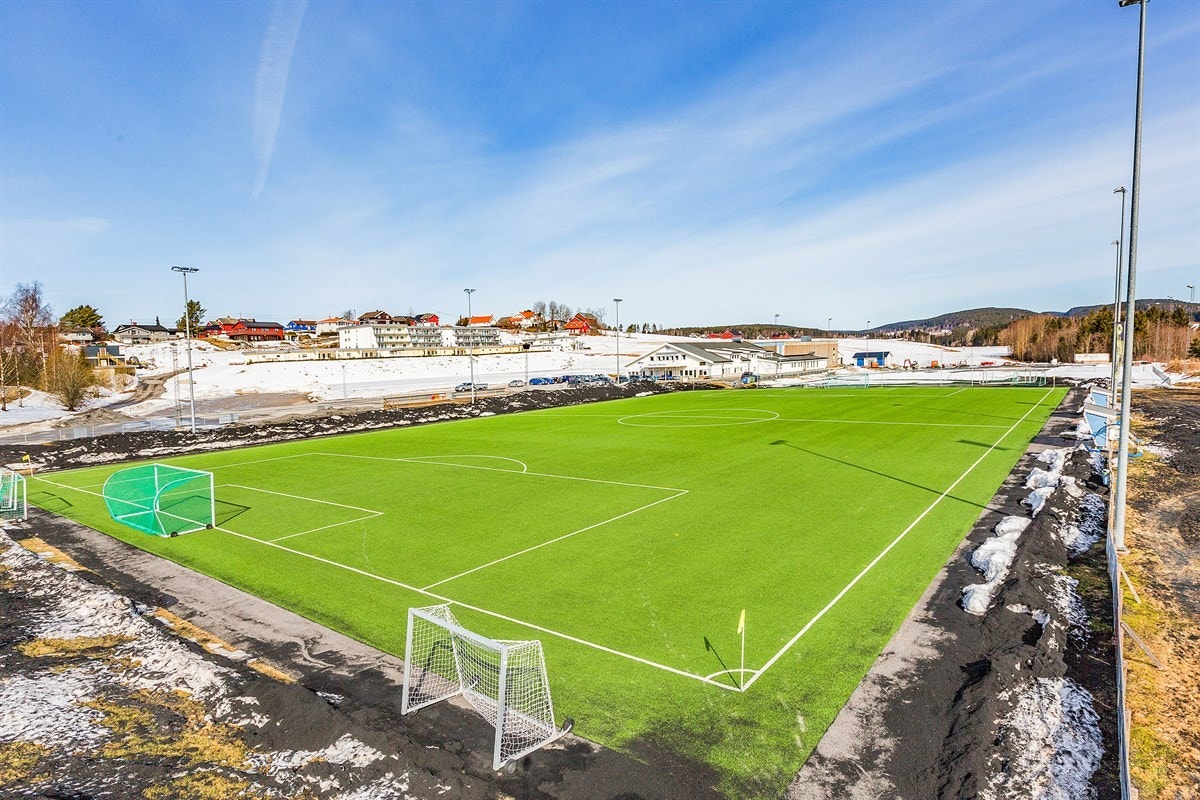 Fotball, håndball, spinning, styrke, kafeliv - alt får du her! En stor aktivitetspark med utfordringer for alle mellom 0-100 år er under planlegging. Sentrum med skole og forretninger samt bussholdeplass ligger noen minutter unna til fots. Galleribilde