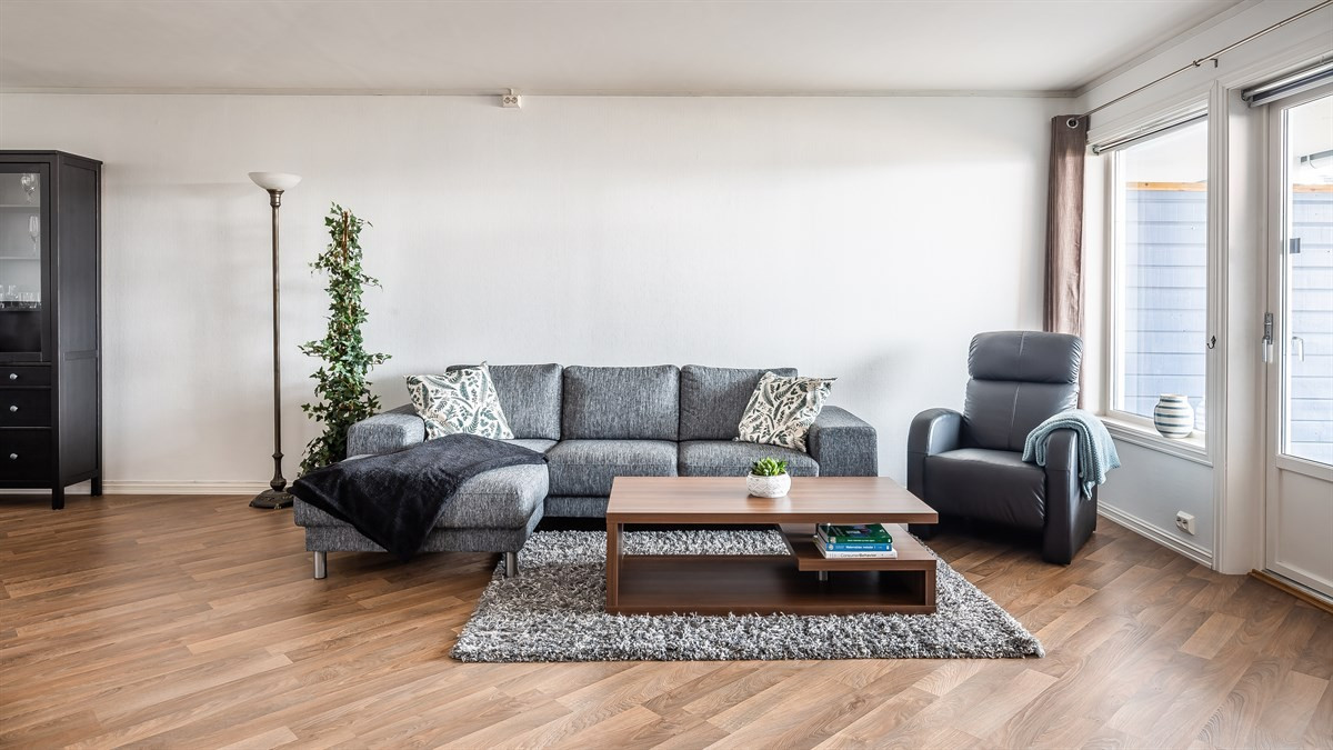 Utgang fra stuen til sørvestvendt terrasse