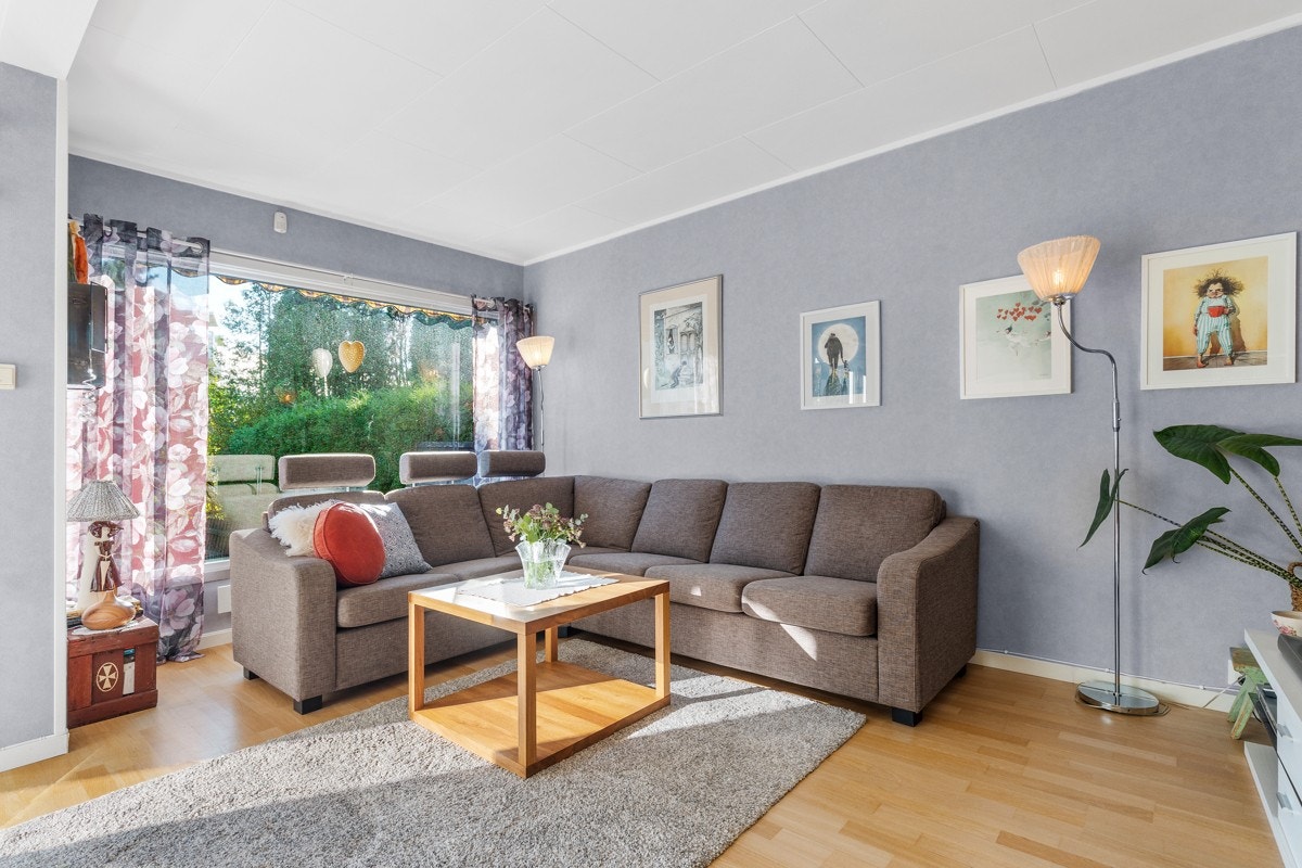 Stuen har god størrelse og består av to romslige soner som enkelt kan møbleres etter behov med stor spisestue og egen avdeling for sofagruppe med tilhørende møblement Galleribilde