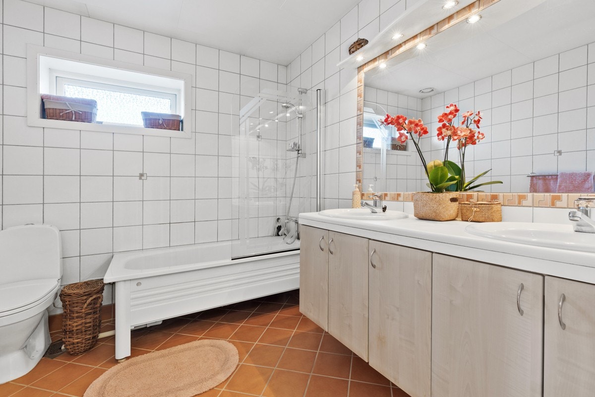 Stort og romslig bad fra 2005 som ligger i tilknytning til soverommene i andre etasje Galleribilde