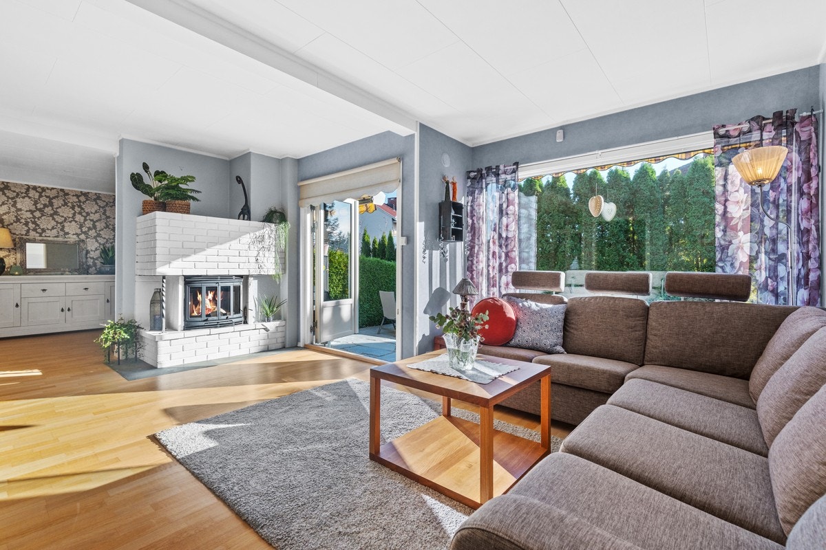 Fra stuen er det utgang til en romslig terrasse og videre til hagen Galleribilde