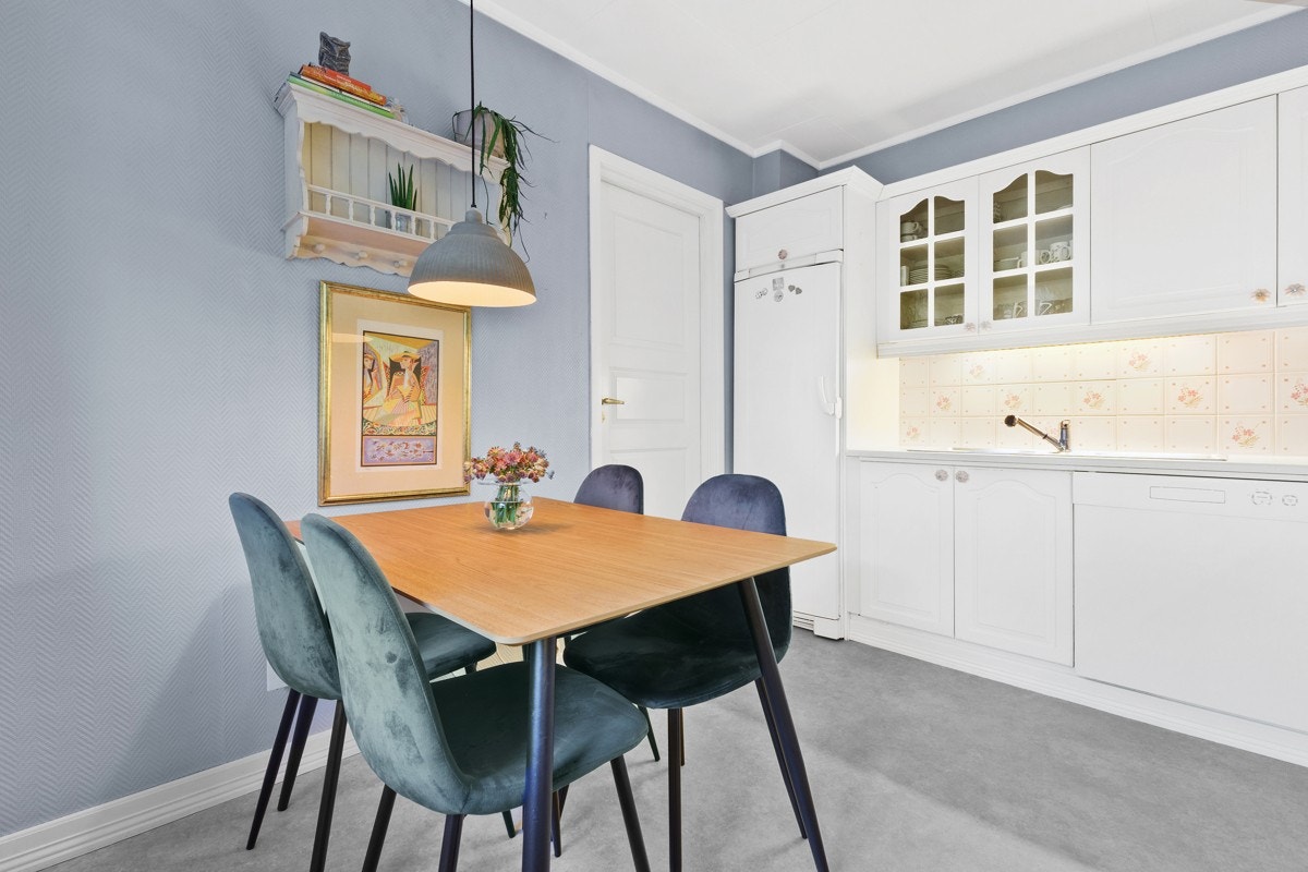 Kjøkkenet er skjermet og det er god plass til spiseplass Galleribilde