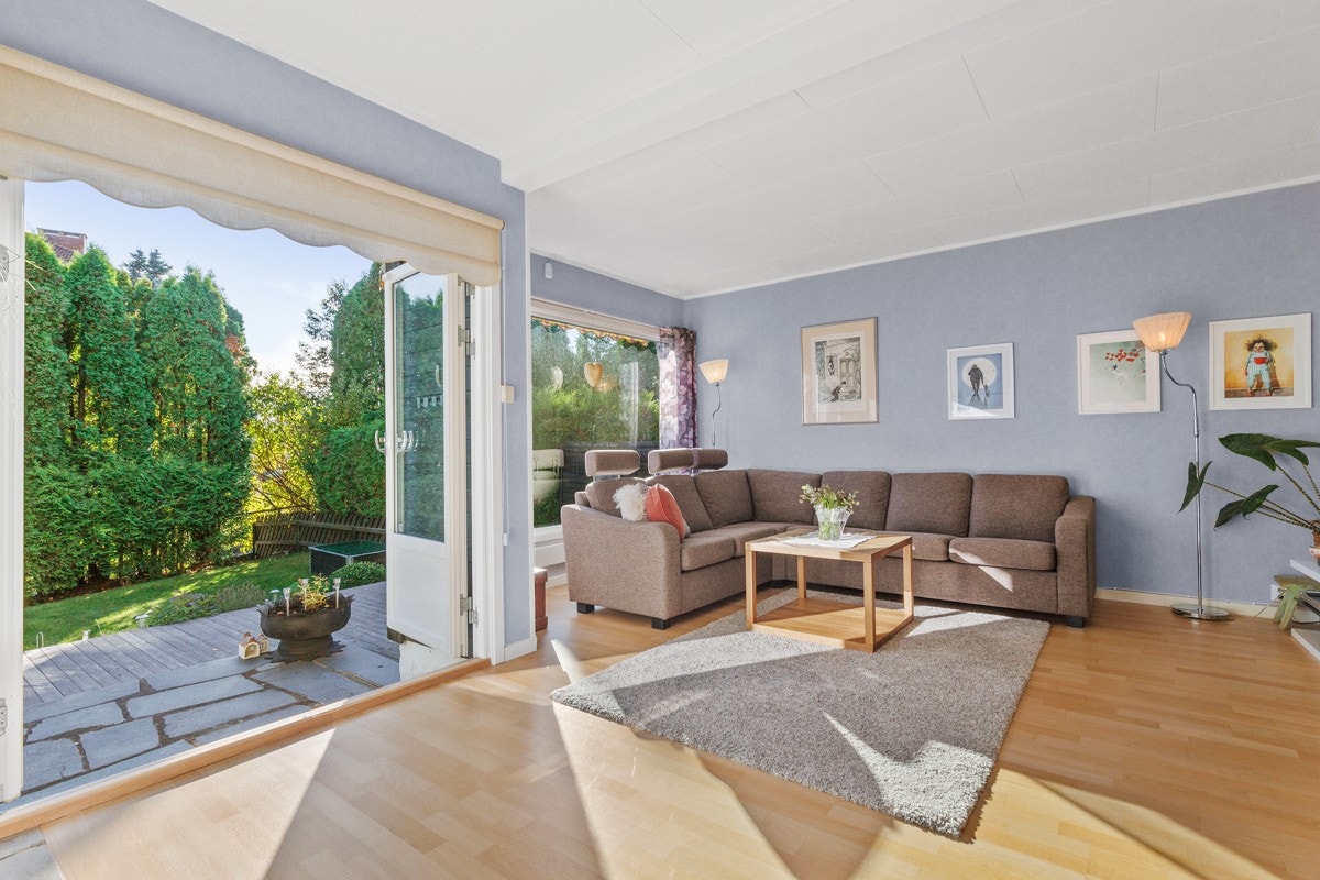 Hovedetasjen består av et romslig kjøkken, spisestue og lys og en luftig stue Galleribilde