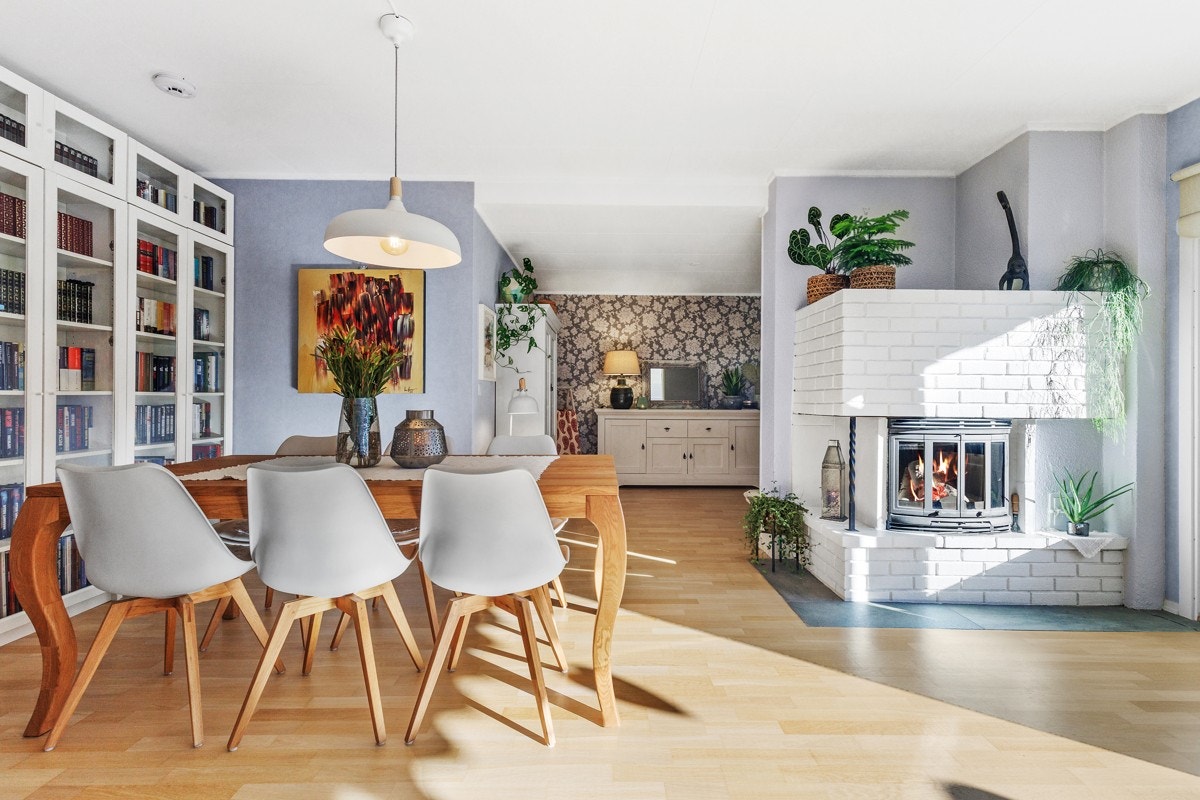 Overflater består av parkett på gulv, tapet på vegger og plater i himling. Galleribilde