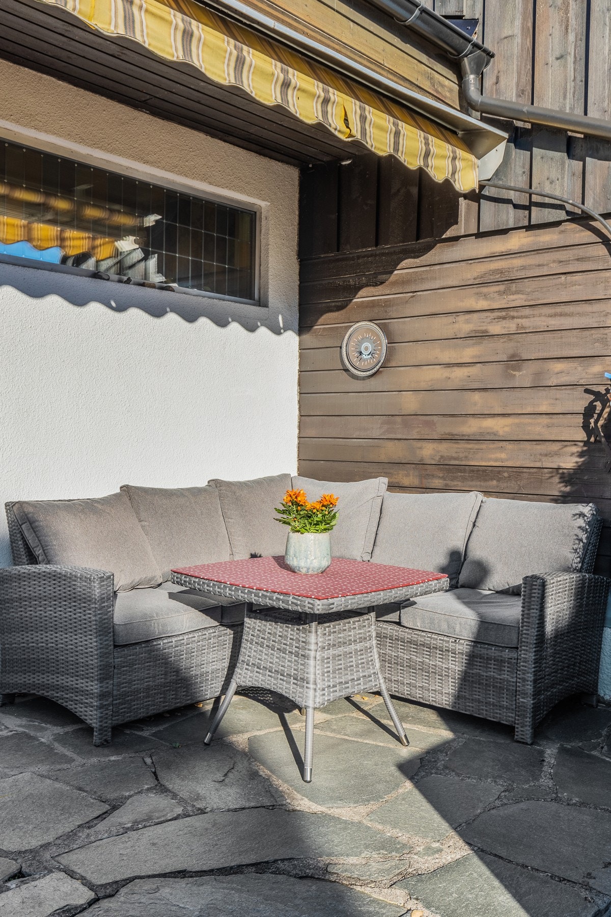 Tomten er bygget opp med skiferstein ved inngangspartiet Galleribilde