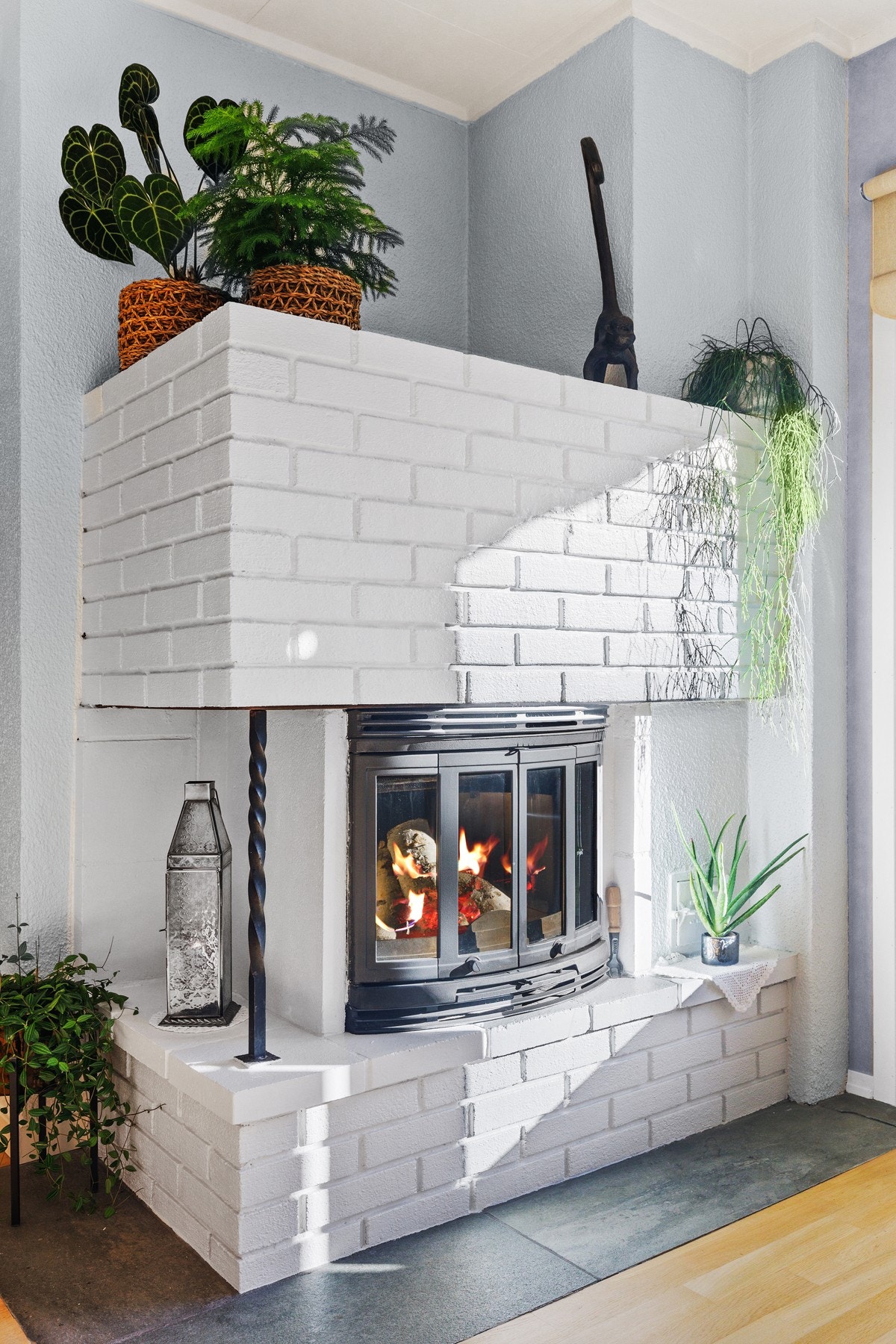 Klassisk peis som varmer godt på sene vinterkvelder Galleribilde