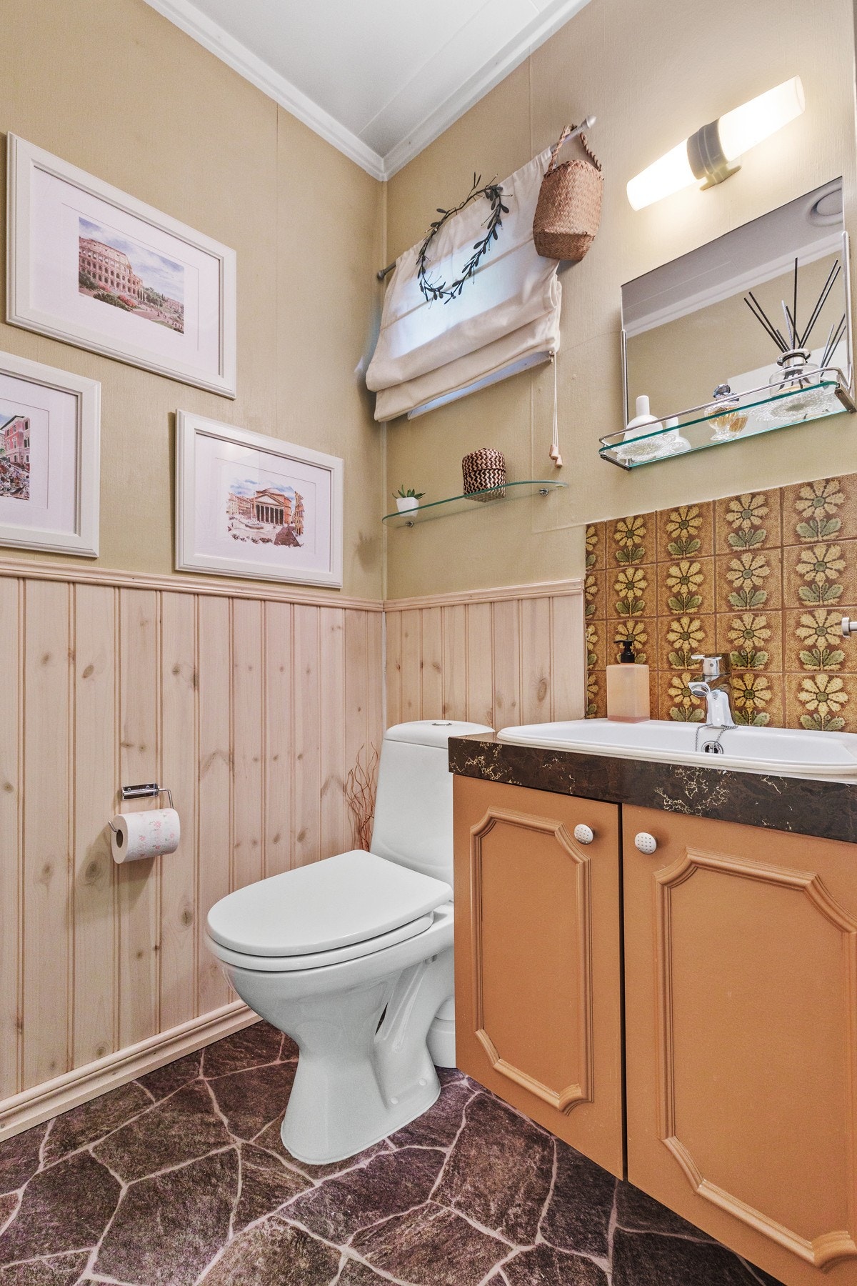 Pent gjeste wc i tilknytning til vindfang Galleribilde