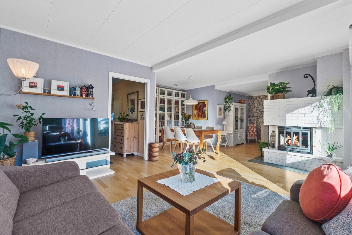 Stuen har en fri og privat atmosfære med gode lysflater og peis Galleribilde