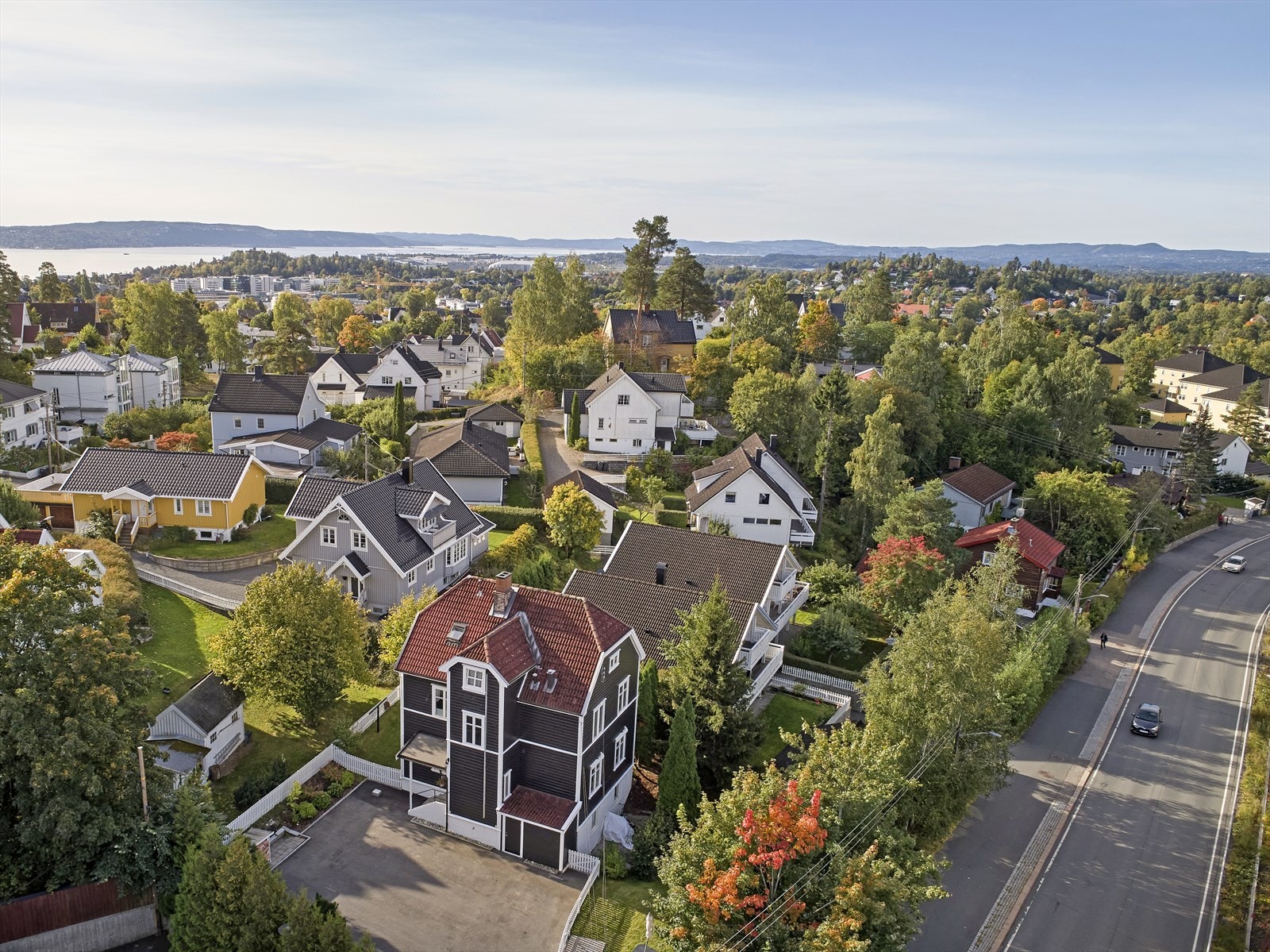 Eiendommen ligger i et skjermet, barnevennlig og veletablert boligområde på Ullern. Galleribilde