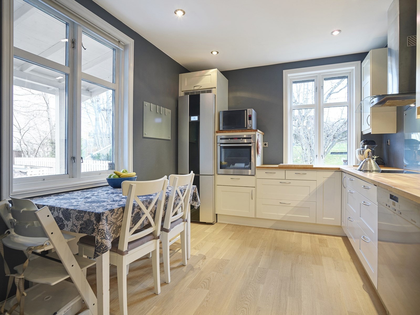 Stort kjøkken med masse benk- og skapplass. Galleribilde