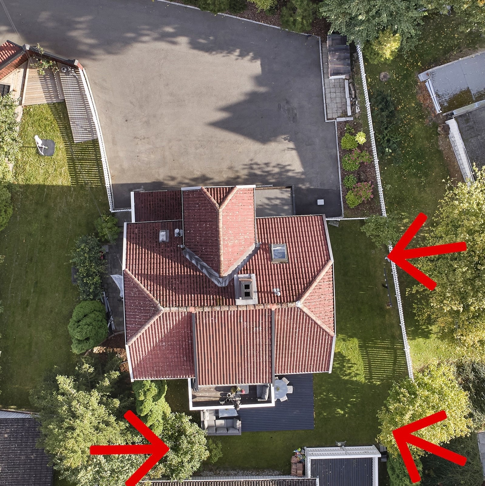 Pilene viser hage delen. Fra boligen er det kort vei til barnehager, skoler for alle alderstrinn, offentlig kommunikasjon og flotte rekreasjonsområder. Galleribilde