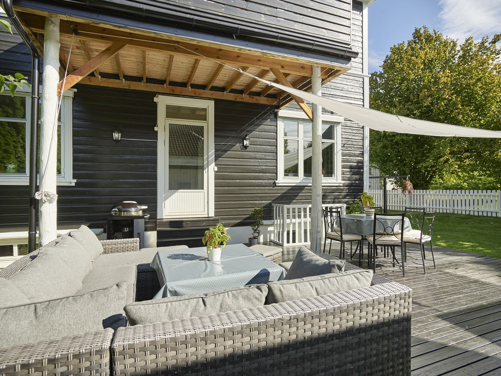 Stor markterrasse med plass til flere sittegrupper og gode solforhold. Galleribilde