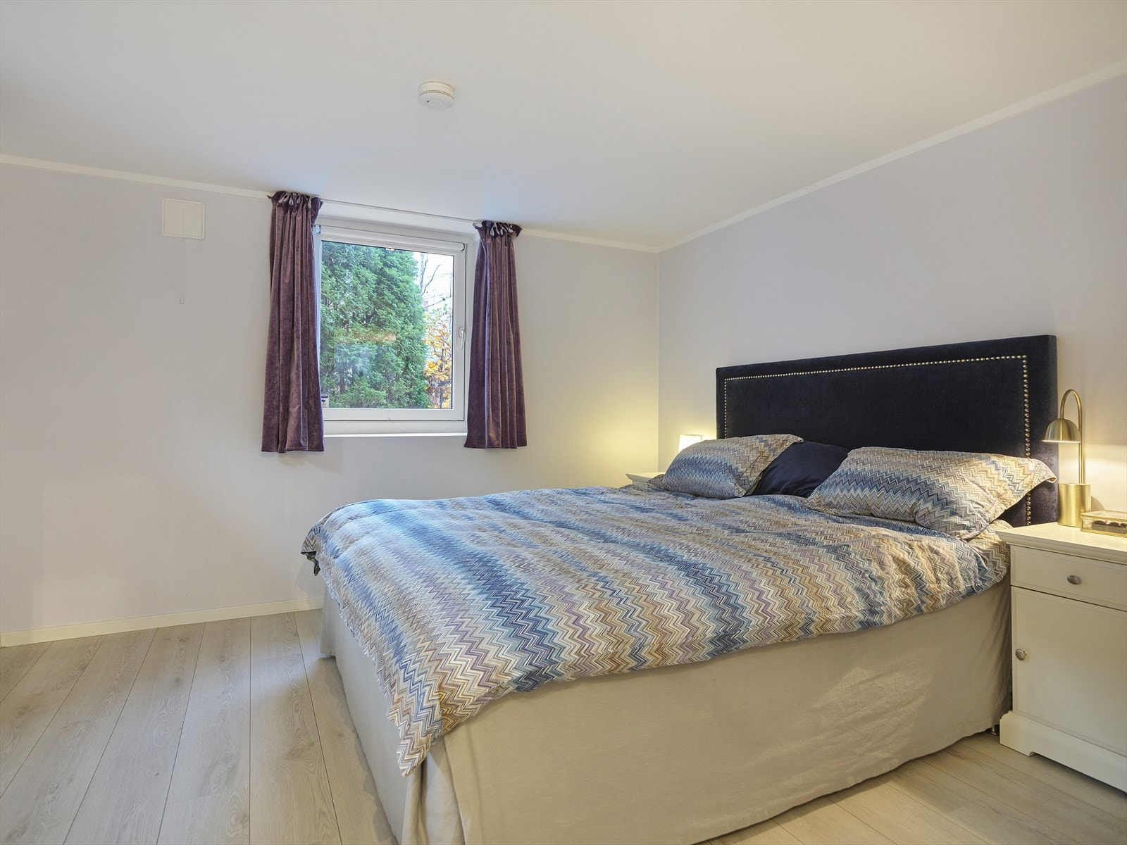 Stort hovedsoverom med god plass til dobbeltseng og annen møblering. Galleribilde